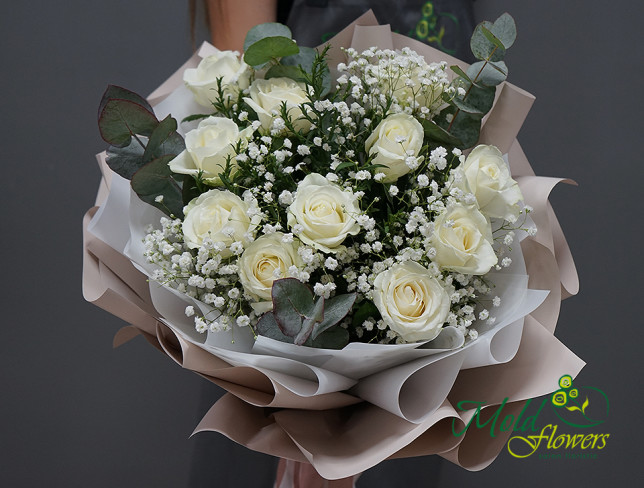 Букет из белых роз и гипсофилы Фото